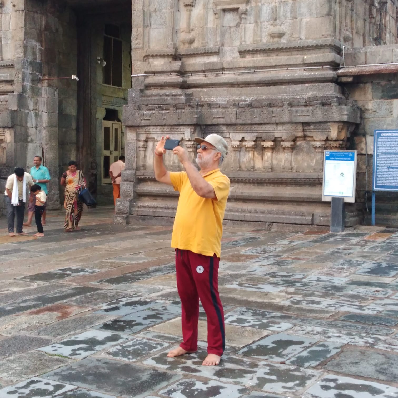 बिटटू बेकार photographing a temple gopuram in the courtyard
