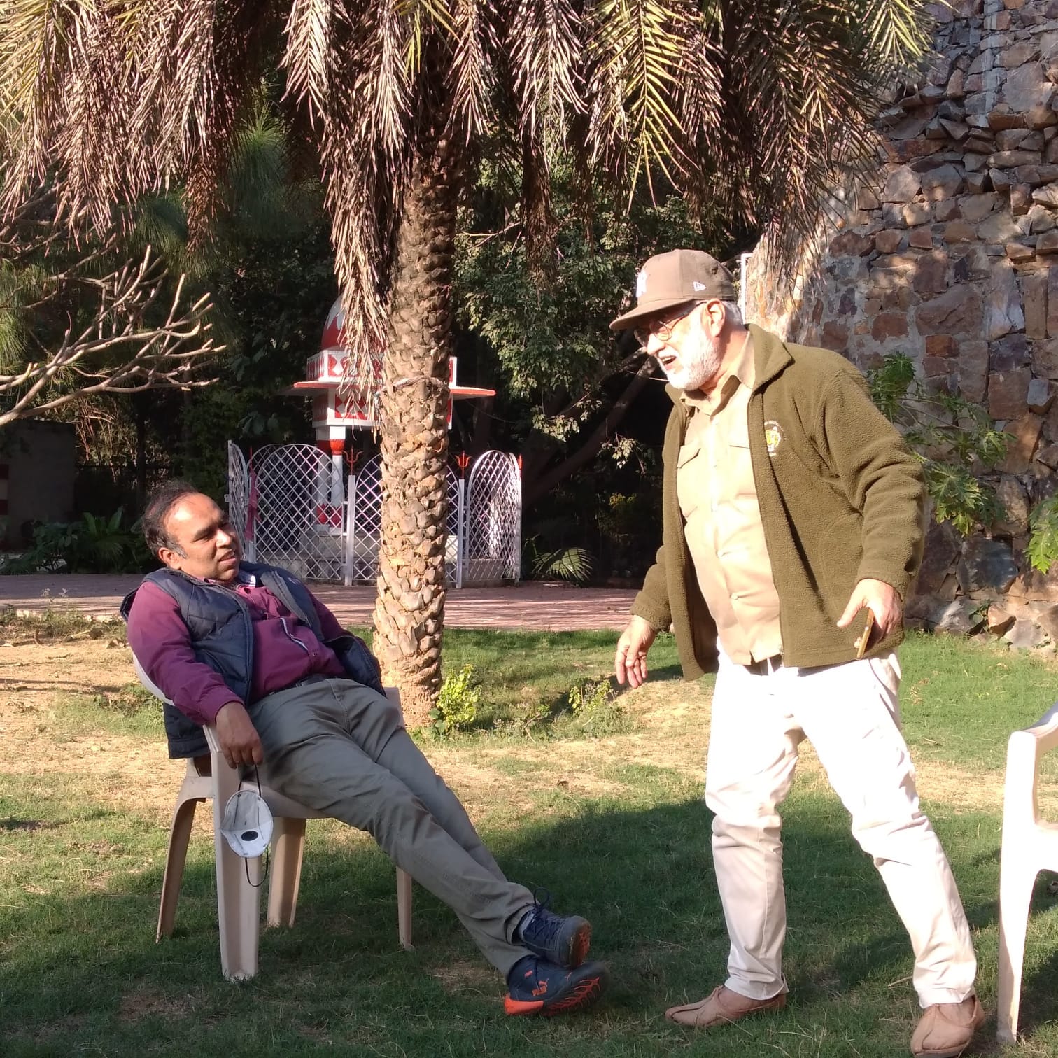 बिटटू बेकार speaking animatedly with a colleague on a winter afternoon