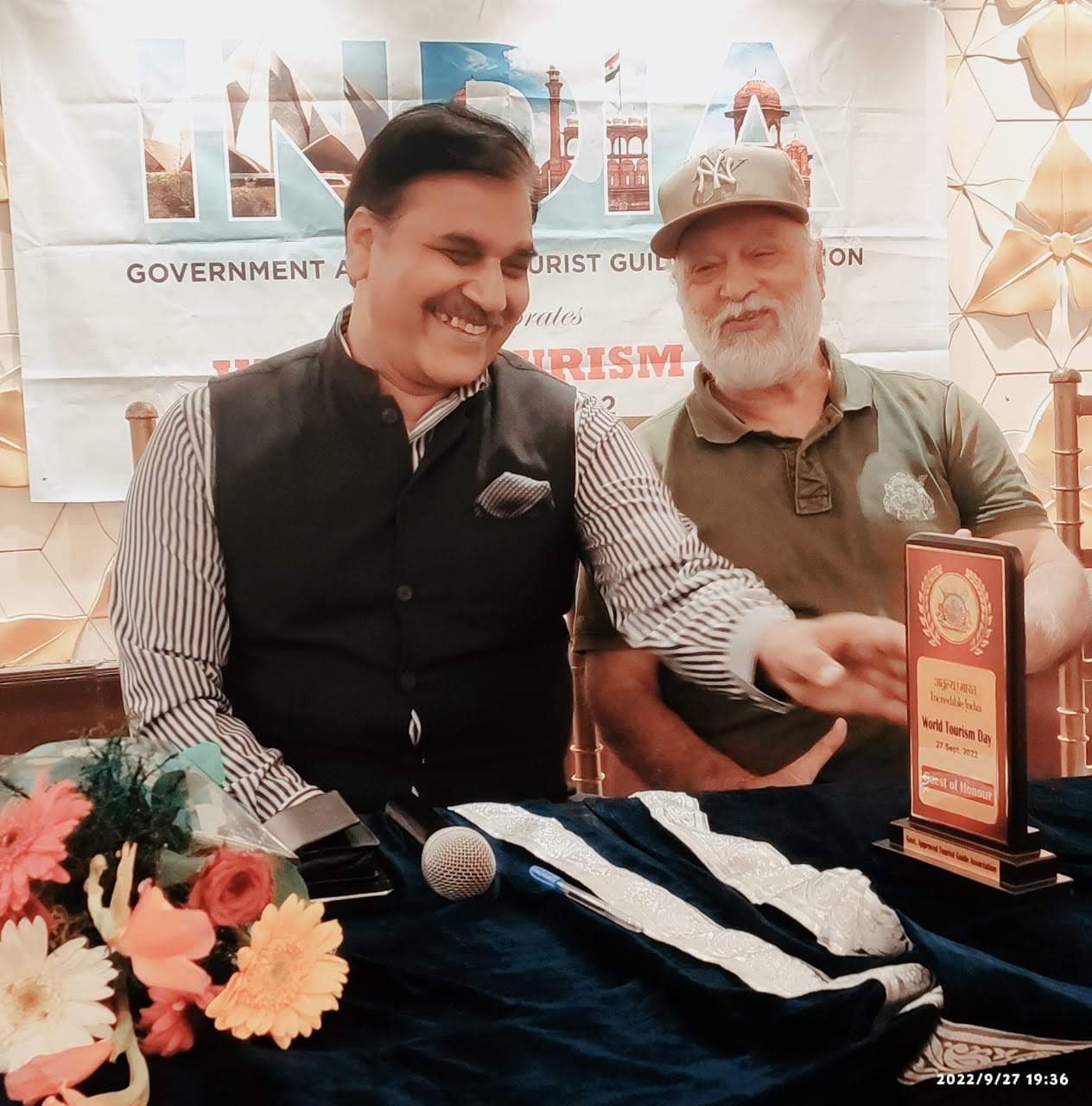 बिटटू बेकार receiving an honour